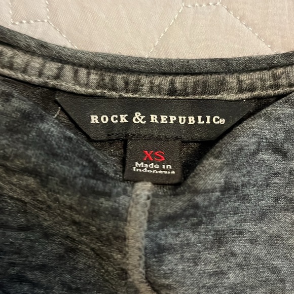 Rock and Republic woman’s v-neck tee - Picture 3 of 4